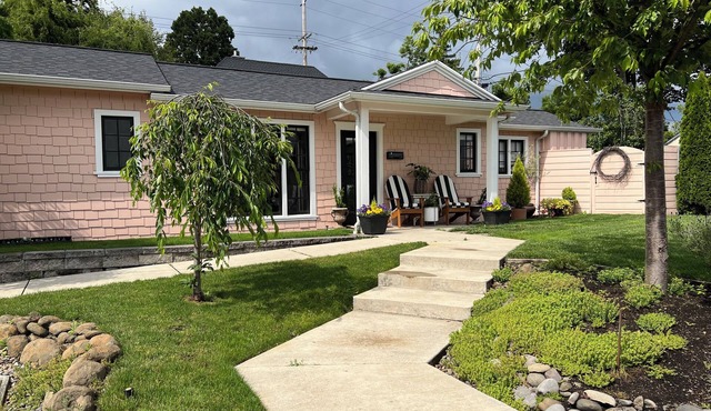 Fabulous Bungalow, 1 block from 5th Street Market
