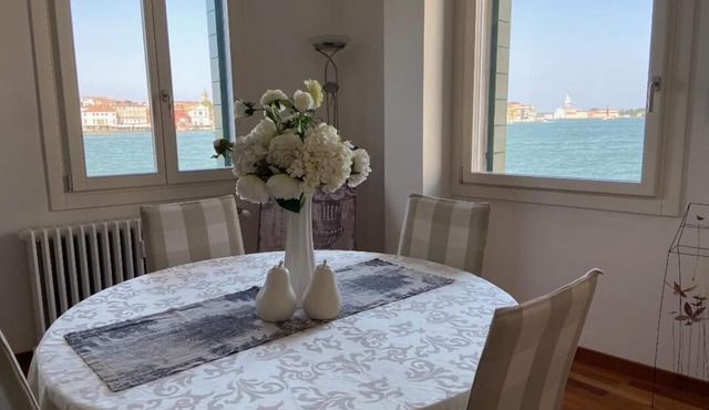 FABULOUS CANAL VIEWS, CONTEMPORARY DESIGNER APARTMENT IN VENICE 2 BEDS, 2 BATHS
