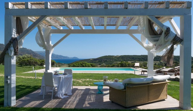 Fabulous exclusive villa with sea view close to the beach