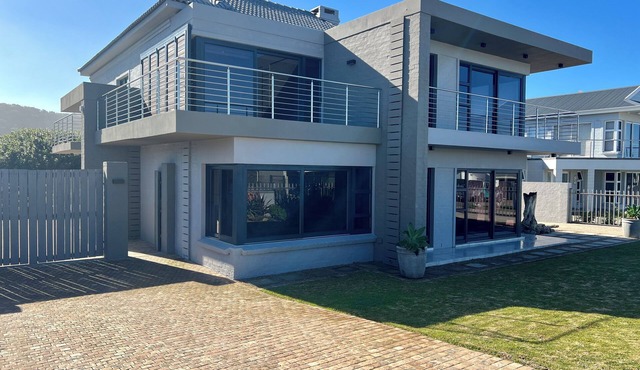 Fabulous four bedroom main house with WiFi in Sedgefield, near to the beach