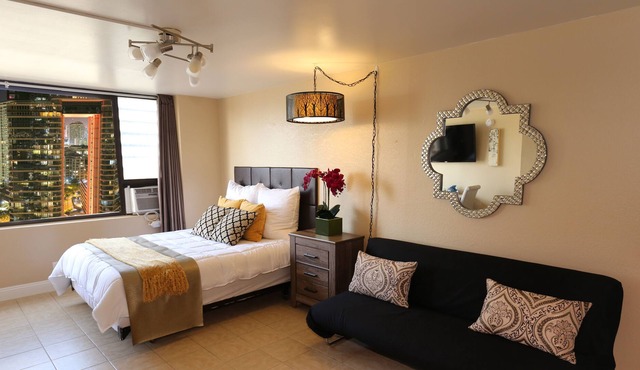 Fabulous, King Bed, Modern Spacious Waikiki Studio with Great View! 100% Legal!