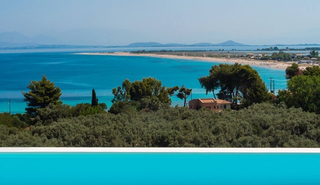 Fabulous modern villa w/private pool and stunning seaviews, next to the beach