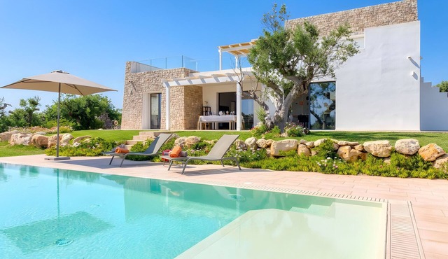 Fabulous modern villa on 3 levels, pool & sea view