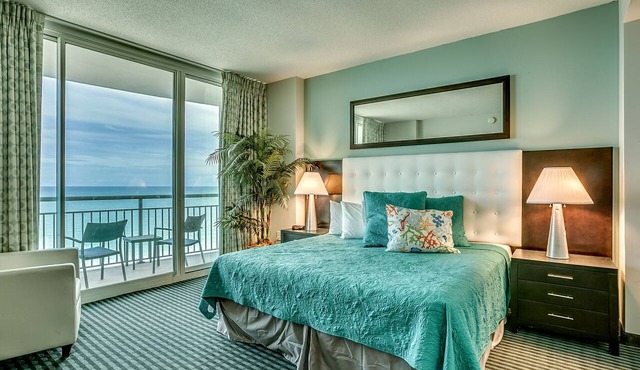 Fabulous Penthouse, Central MB, 2 Balconies,Watch Sunrise in Your Bed