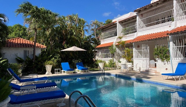 Fabulous, spacious condo with pool, 5 mins from Mullins Beach.