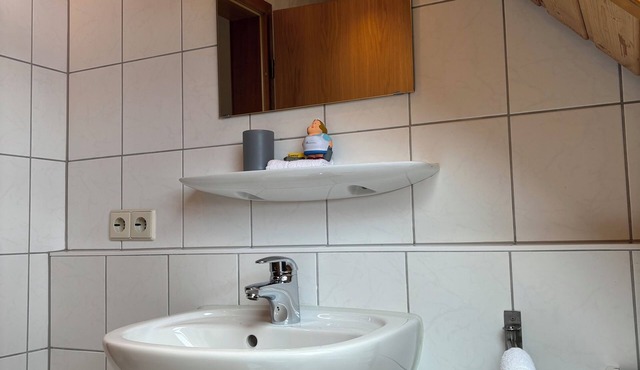 Fabulous studio apartment, Walk to Lakes, Transit & Authentic German Restaurant