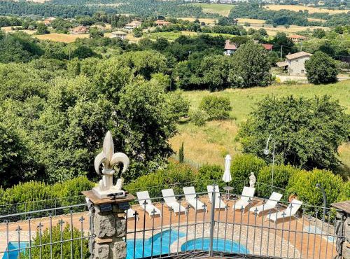 Fabulous villa on Umbrian hill overlooking lake - sleeps 24 - Pool and Jacuzzi