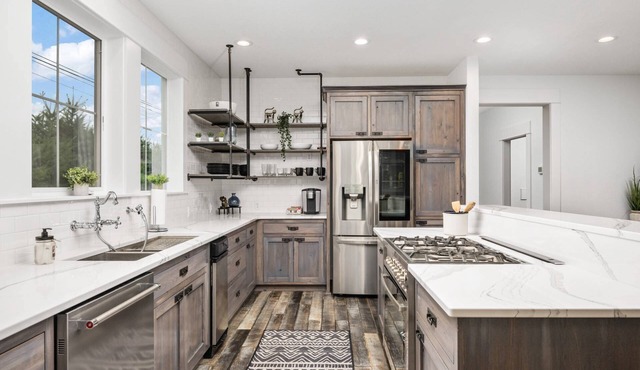 Fabulously Located Next to Downtown Carlton, Pet Friendly, Fire-Pit, New Décor, Walk to Everything