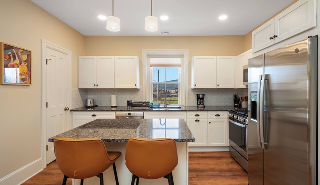 Fabulously Spacious 2-bedroom Apartment Near Brown & RISD + Free Parking