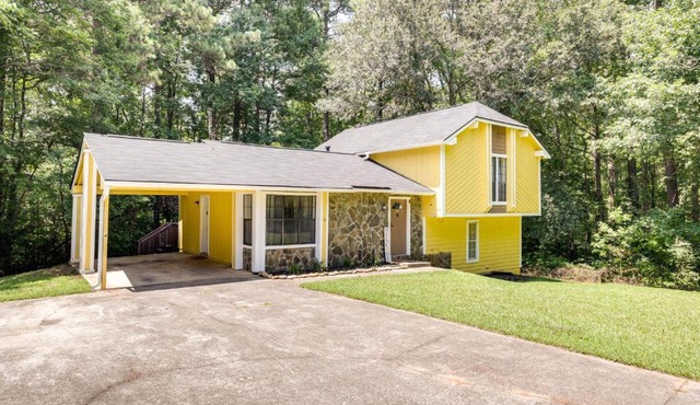 Fairburn Home w/2 Decks, Grill & Outdoor Dining!
