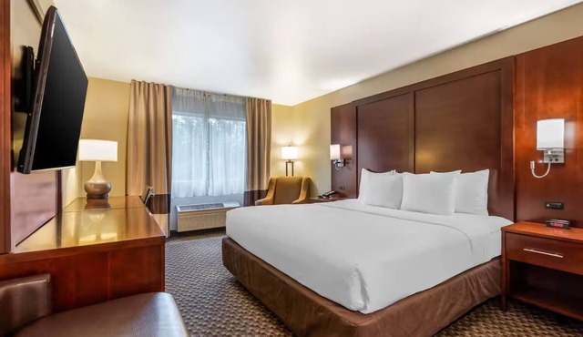 Fairfield King Studio w/Breakfast, Pool & Gym