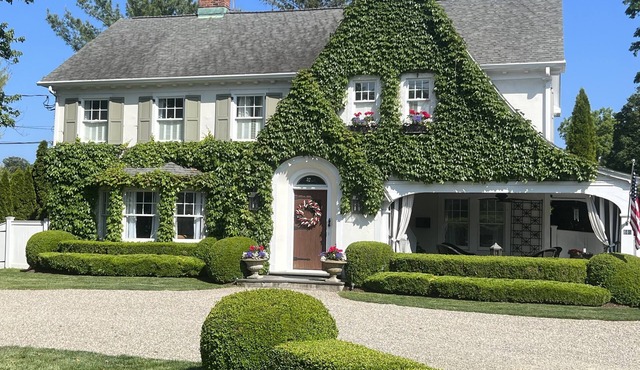 Fairfield Old Post Road-heated pool & Guest Cottage-walk to NYC train and Beach!