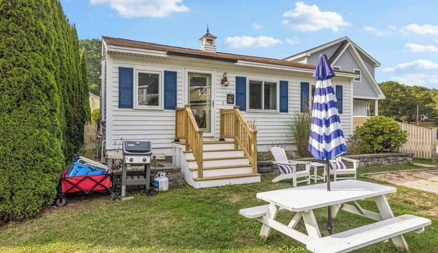 Fairview Cottage Coastal Getaway, steps to the beach & close to golf course