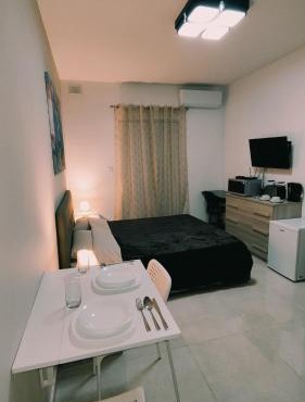 Fairwinds - Double Room with Ensuite - Luqa Airport - Self Check In & Out available