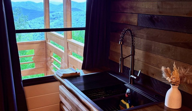 Falcon's Perch Cabin with Long-Range Views