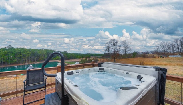 Fall Foliage Retreat: Hot Tub, Kayaks & Pond Deck