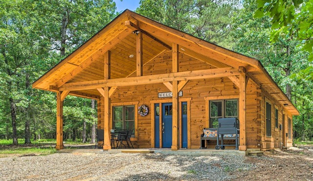 'Falling Star' Eagletown Cabin w/ Hot Tub: Pets OK