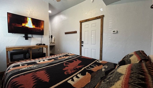 Falls Market Inn Riverview, Bike Trail Hotel, 4 Mile to Fallingwater 1 queen bed