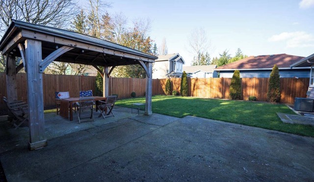 Family 4BR2BA Home Fenced Yard Long Driveway Parking with AC wifi near to SeaTac