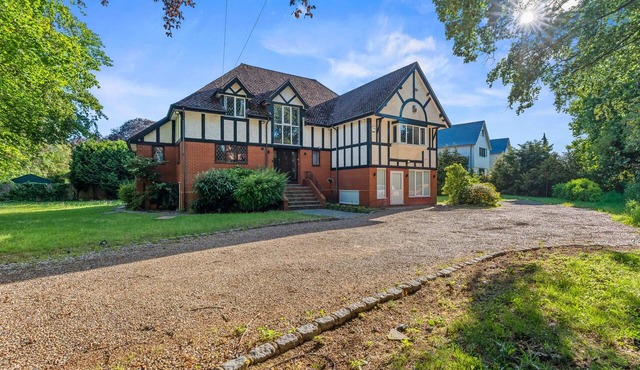 Family 6 Bed | Gated Parking, Sleeps 11,