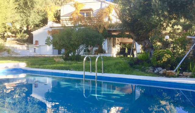 Family- and pet-friendly, privacy with large garden with pool and mountain views