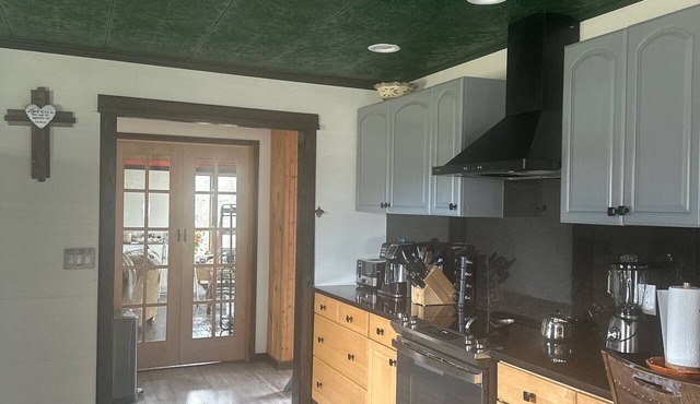 Family and small dogs friendly. Close to interstate, 15 minutes from Nashville