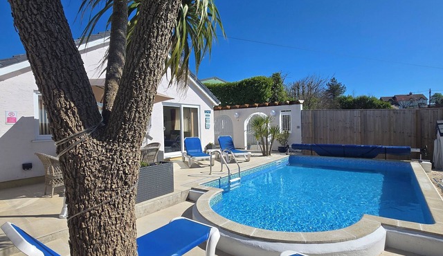 Family bungalow with private pool near Tenby (Free Wifi)