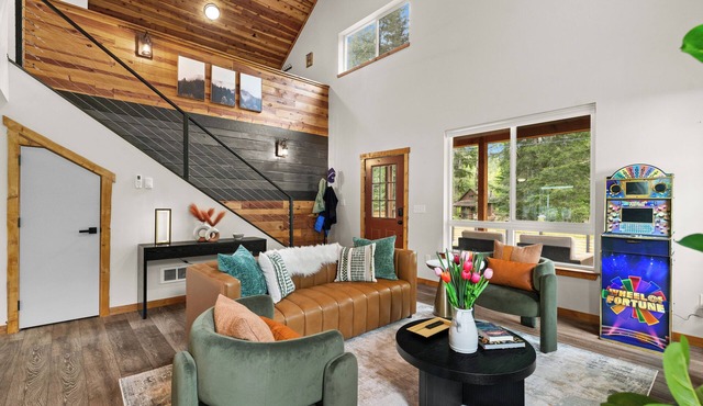 Family Cabin: WiFi-Hot Tub-Game Room-Guest Suite