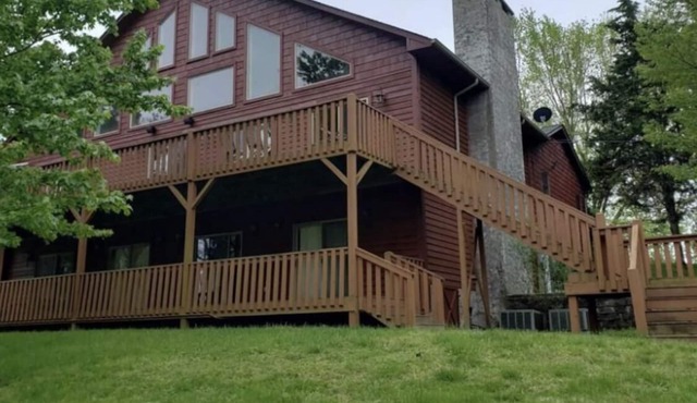 Family Cabin with Hot Tub & Game room. 8.3 miles from Appalachian Ski Mt.