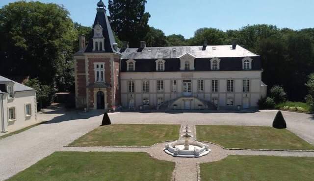 Family chateau in the heart of an estate
