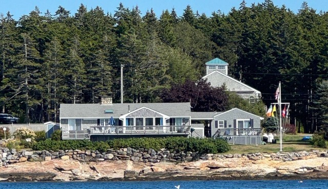 Family Compound on Ocean with Pool and Hot Tub!