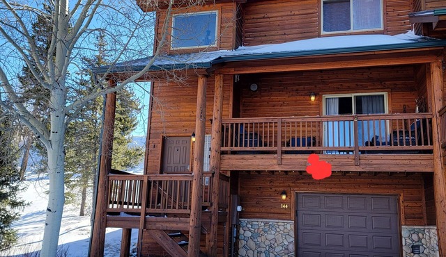 Family friendly 2 bedroom PLUS den! 15m walk to Dillon Amphitheater! 2 Hot tubs!