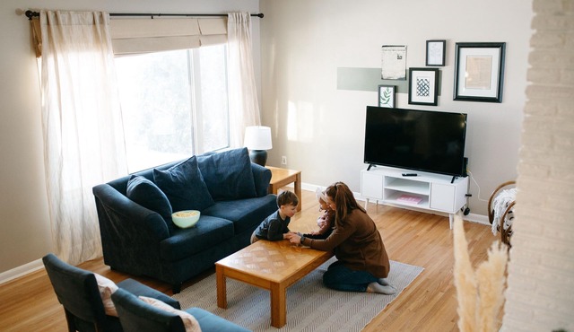 Family Friendly 3 Bd with *HOT TUB* Close to 8th Street, University and Hospital