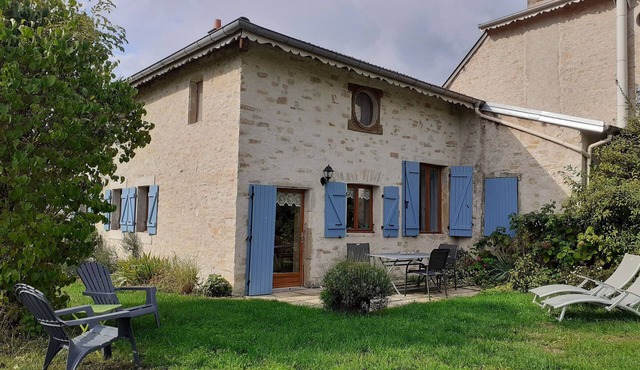 Family-friendly cottage with garden, wifi, baby gear, pet-friendly
