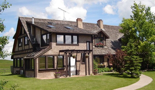 Family Friendly Country Lodge 15 Minutes Away from Waterton Lakes National Park