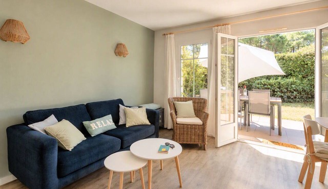 Family-friendly house with heated pool located between lake and ocean