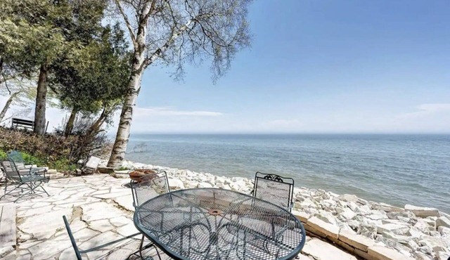 Family friendly lake front cottage just 15 minutes to EVERYTHING!