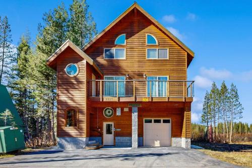 Family-friendly lakefront getaway with a gas fireplace furnished deck & views