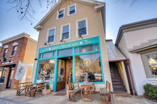 Family-Friendly Main St Gloucester Apt w/Balcony!
