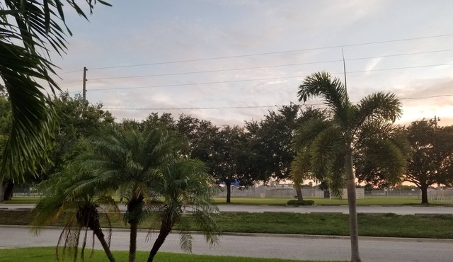 Family friendly UPSTAIRS SPACE Heated pool/hot-tub. 5 MIN To ST.PETE BEACH