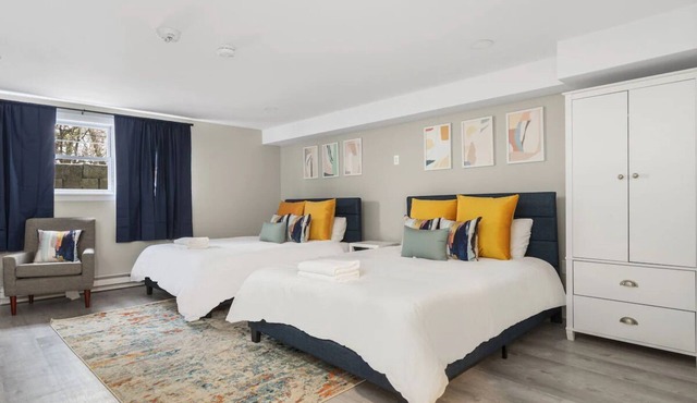 Family-friendly Unit with Free Guest Parking and a Fully Equipped Kitchen