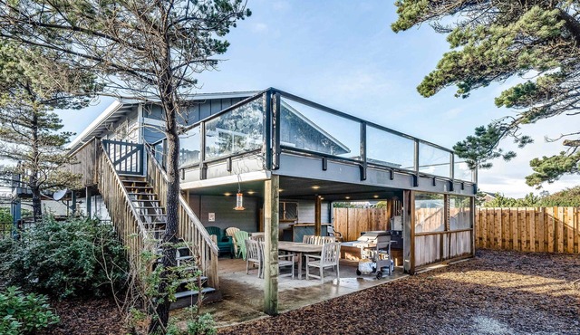 Family friendly house with ocean view and private hot tub walk to beach dogs OK