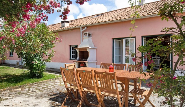 Family-Friendly Vacation Home 'Casa Alfeizerão' with Garden & Wi-Fi