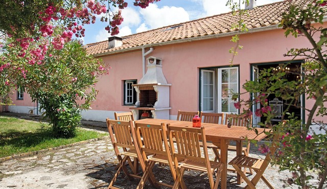 Family-Friendly Vacation Home 'Casa Alfeizerão' with Garden & Wi-Fi