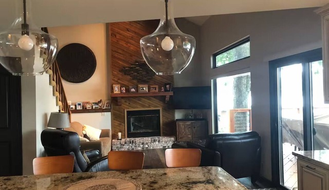 Family fun-3 bed 2 bath cabin in Sunrise Beach sleeps 12