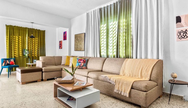Family Fun/5 Min Airport & Beach/Jacuzzi, BBQ/Kids Pool,Ping Pong/Solar Panels