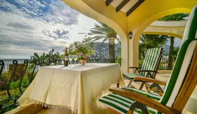 Family holiday house directly at sea