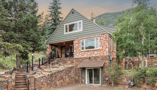 Family Home with Large Patio, Hot Tub, Fire Pit by Forest & Peak Retreats