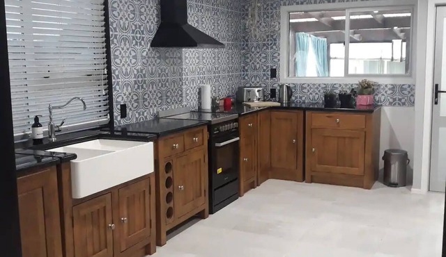 Family home close to motorway on outskirts of Hams