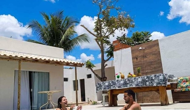 Family Home: Swimming pool with jacuzzi, 18 beds with air conditioning, 300m from the beach – Alcobaça, Bahia.